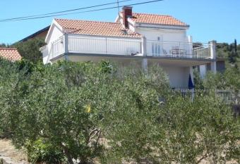 Apartment in Slatine with sea view, terrace, air conditioning, WiFi 5147-1 has Smoking/Balcony rooms