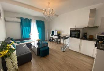 Studio vue Mer has Balcony rooms