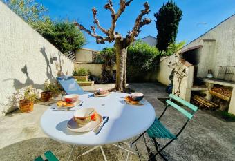 La Maison des Sauges - Village house with garden 500m from the beach allows 18 year olds to book a room