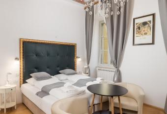 Art Teatro - Gustav Klimt allows 18 year olds to book a room