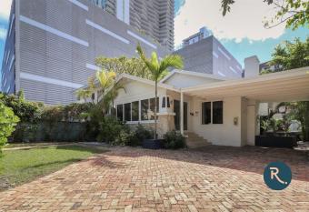 Roami at Villa Bella has rooms with a private hot tub