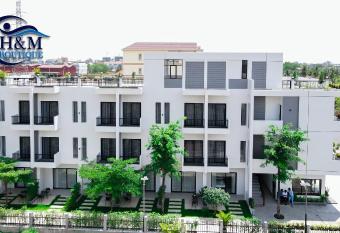 H&M Boutique has Balcony rooms