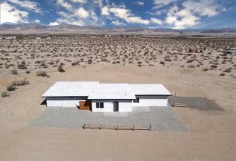 Star gazers modern home on 5 acres of land! has rooms with a private hot tub