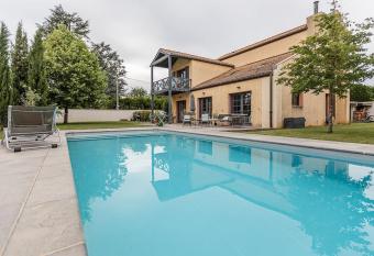 Maison calme, cosy et lumineuse proche Lyon has Balcony rooms