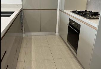 Comfort Living - 3 Bedroom sleeps 6 , parking, pool, other amenities - Near Showgrounds has rooms with a private hot tub