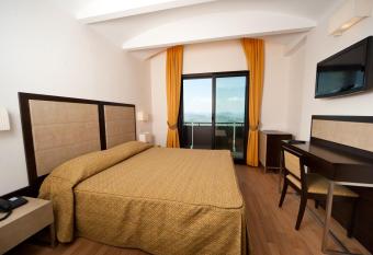 Hotel Joli has rooms with a private hot tub