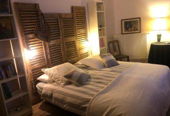 LES YUCCAS allows 18 year olds to book a room