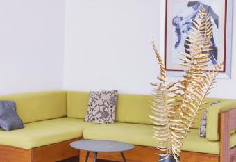 Appartement 3 chambres Mamelles allows 18 year olds to book a room