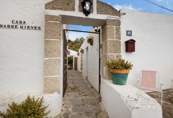 Casa Rural Madre Nieves has Balcony rooms