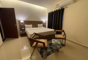 Yellow Sky has Balcony rooms