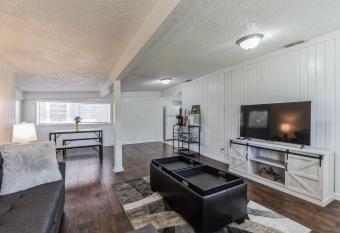 15 Mins Shands/Mins Jax Airport 3 bd 2 Bth Home allows 18 year olds to book a room