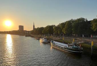 K  stenmotorschiff Aventura allows 18 year olds to book a room