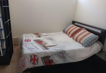 Jolie appartement de deux pi  ce dans le calme has Balcony rooms