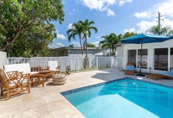 Anastasia's B&B Fabulous Lux Heated Pool 4/2 king allows 18 year olds to book a room