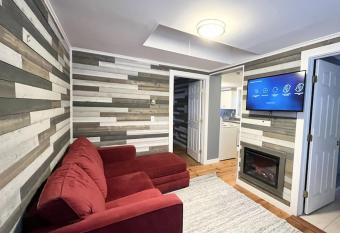 North Road Cottage has Balcony rooms