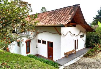 Loft Campestre cerca al aeropuerto de Rionegro allows 18 year olds to book a room