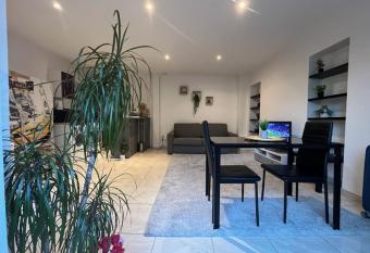 Luxueux Logement Entier    5mn de PARIS avec Cour has Balcony rooms