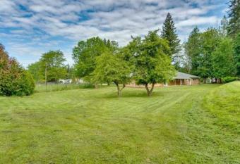 Large home w/ easy commute, hot tub, & pet frndly! has Balcony rooms