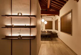 Luxury hanok with private bathtub - IG01 allows 18 year olds to book a room