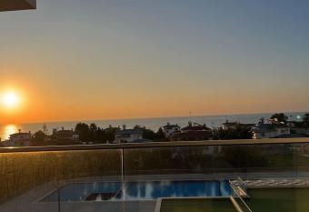 Mountains and sea has Balcony rooms