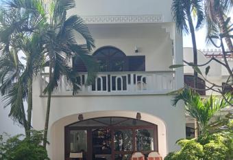 Diani Beach Luxury 3Br Swahili Villa has Balcony rooms
