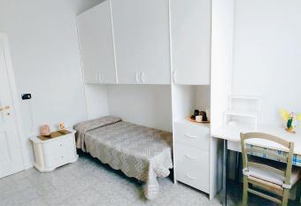 Stanza privata a Brescia allows 18 year olds to book a room