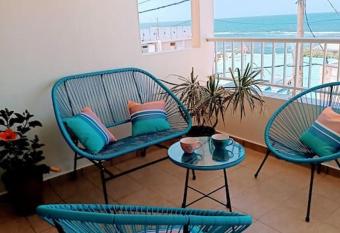 Appartement, vue Mer, plage    pied allows 18 year olds to book a room