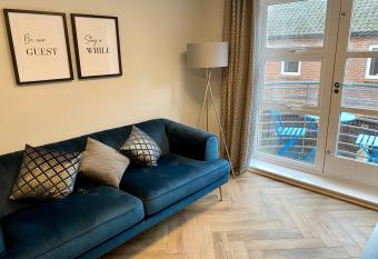 Luxury Riverside City Centre Apartment has Balcony rooms