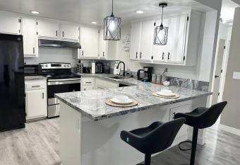 Cozy Getaway with King bed & 70inTV allows 18 year olds to book a room