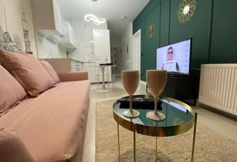 Apartament Glamour Szklane Tarasy ST55 allows 18 year olds to book a room