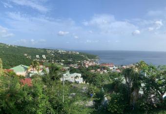 Charmante maison avec piscine has rooms with a private hot tub