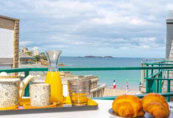 Studio vue mer en Centre-Ville allows 18 year olds to book a room