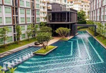 Beautiful top floor corner studio in Phuket center has Balcony rooms