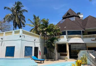 Lovely 5-Bed Room House With a swimming Pool has Smoking/Balcony rooms