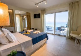 La Mer Bleue Boutique Suite has Balcony rooms