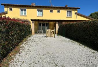 Appartamenti Teresa & Adele, 2 km dal mare, 2 bagni, giardino recintato, WIFI, posto auto has Balcony rooms