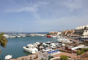 Superbe 2 chambres vue port et mer 100 m  tres plage allows 18 year olds to book a room