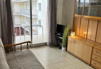Appartement proche plage allows 18 year olds to book a room