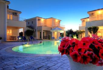 One bedroom villa with shared pool enclosed garden and wifi at                    2 km away from the beach has Balcony rooms