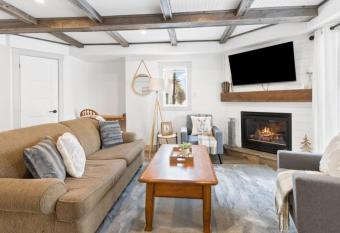 Collingwood Chalet Near Blue Mountain Slopes 39A has Balcony rooms