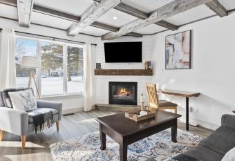 Collingwood Chalet Near Blue Mountain Slopes 39B has Balcony rooms