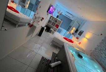 Love room avec spa privatif allows 18 year olds to book a room