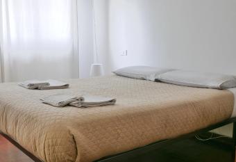 DAVIDE S HOUSE MILANO has Balcony rooms