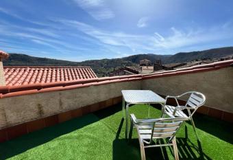 El Cielo De Mogarraz allows 18 year olds to book a room