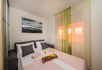 Paeninsula Studio Apartment allows 18 year olds to book a room