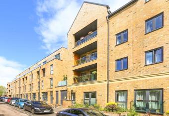 Idyllic Thames riverside 1 bed apartment. SWLondon allows 18 year olds to book a room