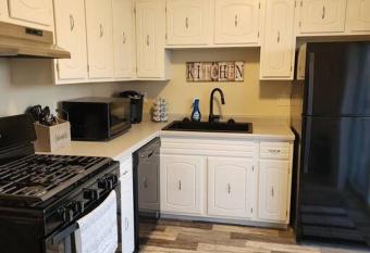 3bd 1ba Bungalow Close To Airport / Highway allows 18 year olds to book a room