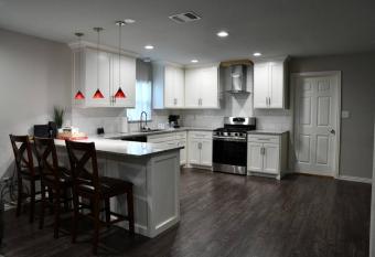 Lovely Home By Downtown Dallas allows 18 year olds to book a room