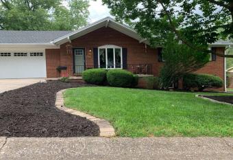 Cozy boho-ish mid century home with 4 bedrooms. allows 18 year olds to book a room