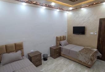 Petra downtown house has rooms with a private hot tub